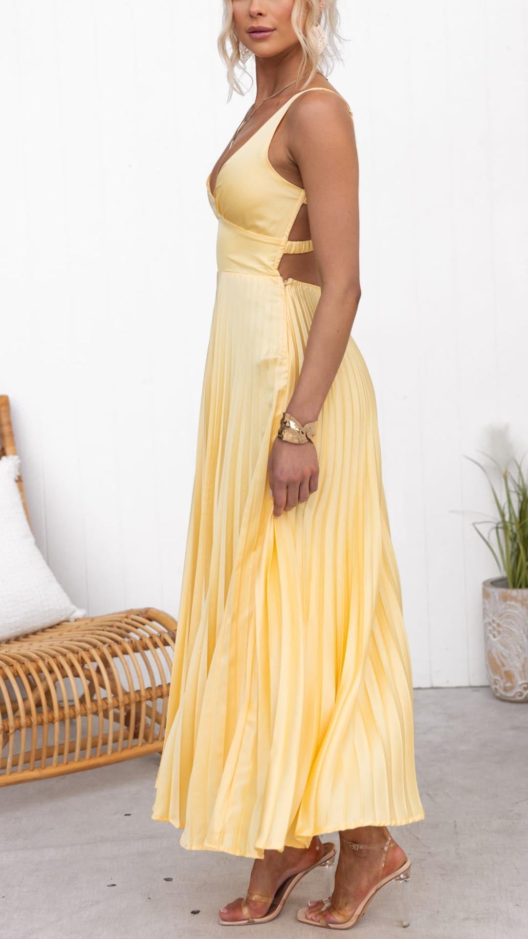 Aby | Plissiertes Maxikleid mit V-Ausschnitt und Taillenbetonung